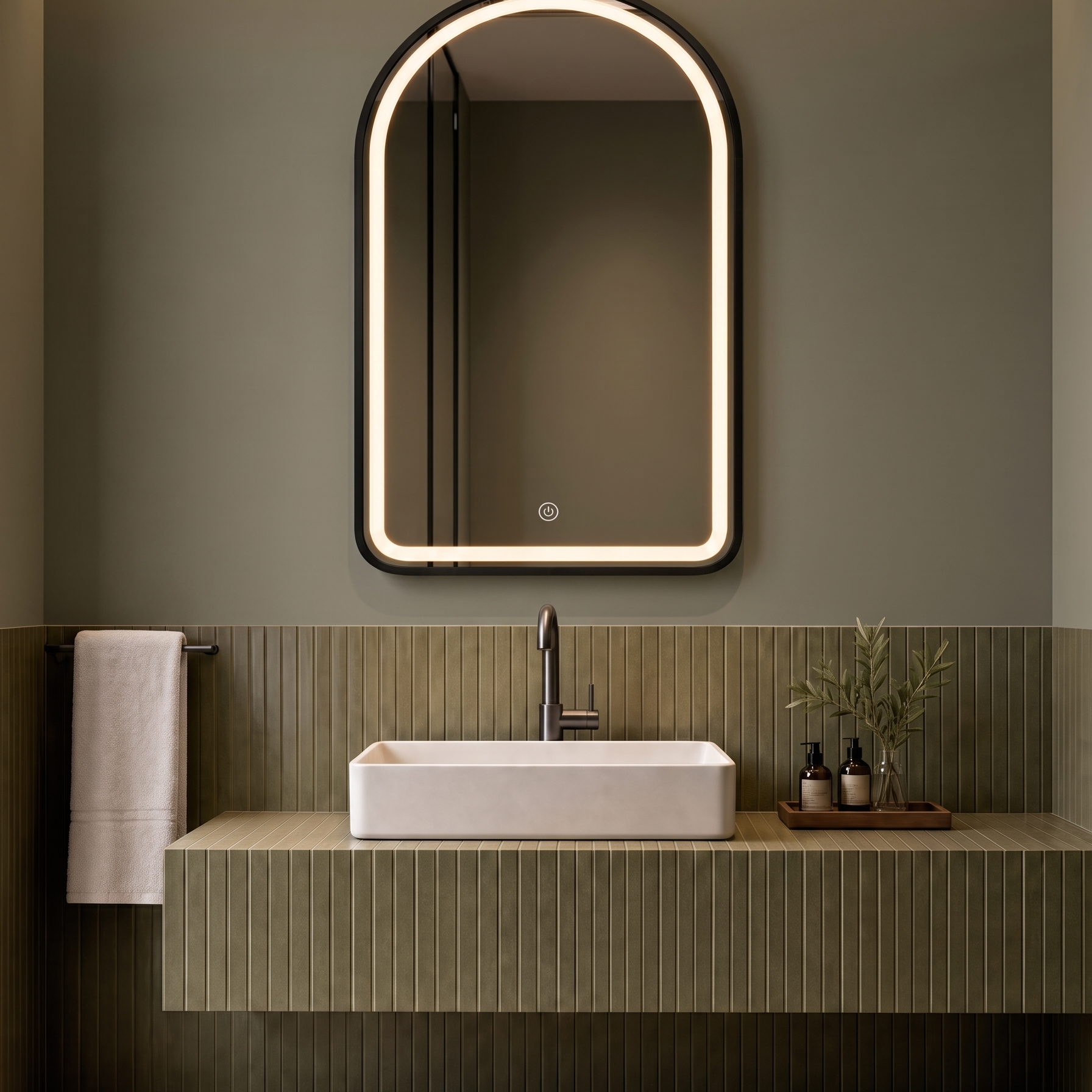 Espejo arco luz led Lumen arc en baño con tile verde